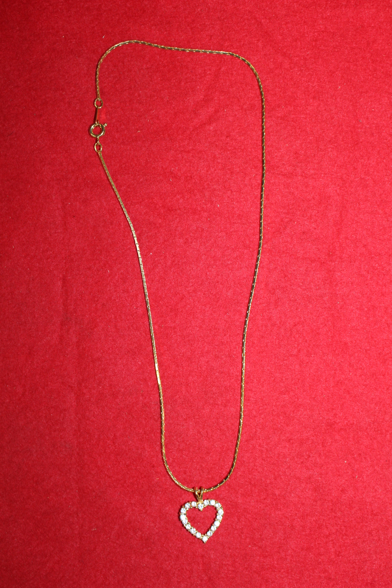 45-청동합금에 하트모양 보석이 장식된 목걸이