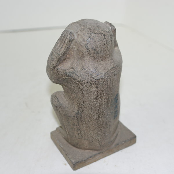 차돌같이 단단한 돌을 통으로 조각한 원숭이 귀먹이상