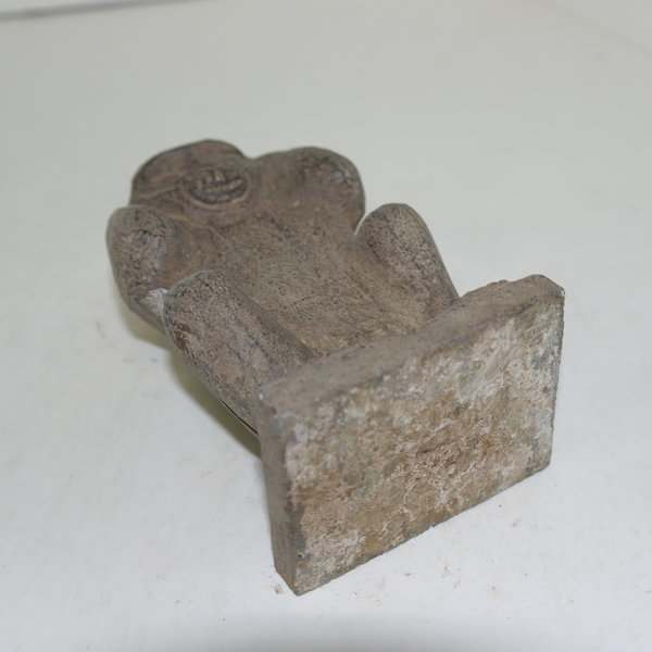 차돌같이 단단한 돌을 통으로 조각한 원숭이 귀먹이상